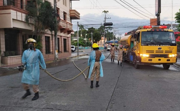 Bomberos desinfectan calles y aceras de La Ceiba para proteger ancianos del Covid-19