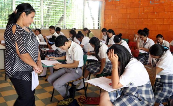 Otorgan aumento salarial de 1,000 lempiras a docentes hondureños