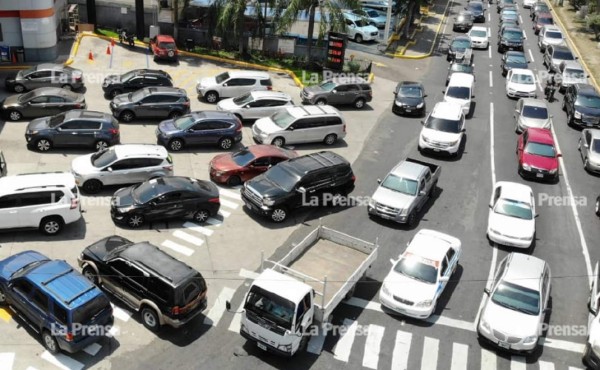 Transportistas de carga del norte en paro; abarrotan gasolineras por temor a escasez