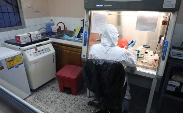 Colegio de Microbiólogos pide dotar de equipo de protección a sus agremiados