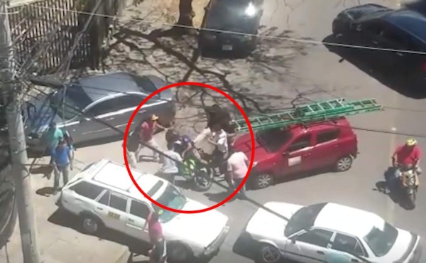 VIDEO: Taxistas agarran a patadas a motociclista que intentó cruzar las tomas