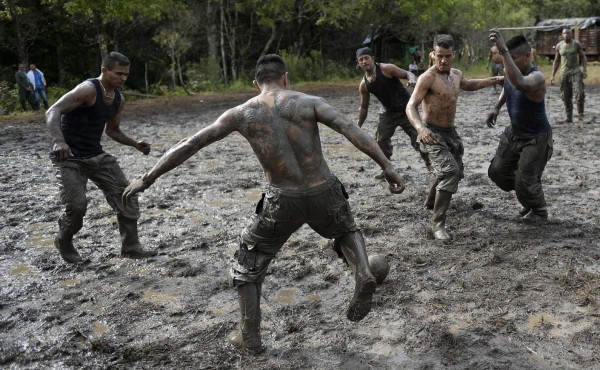 Guerrilleros de las FARC esperan firma de la paz jugando fútbol