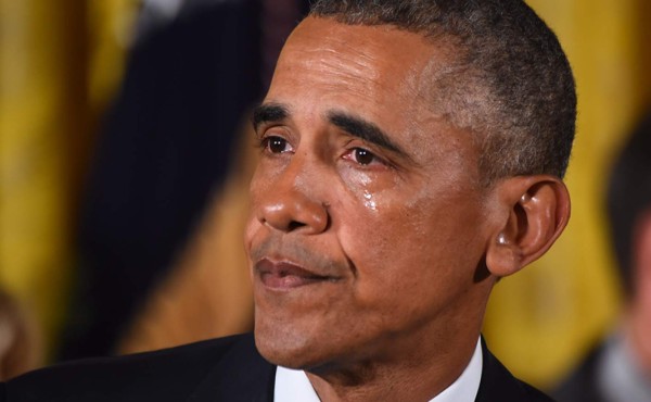 Obama llora al recordar a las víctimas de las masacres