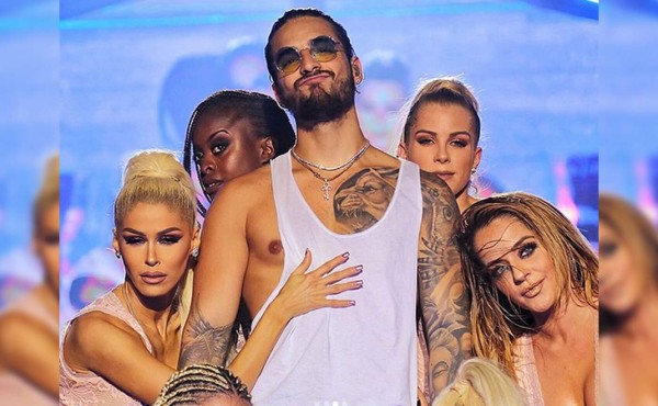 Maluma cautiva a mujeres mayores