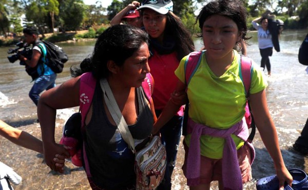 Madres de la caravana migrante desafían el peligro para sostener a sus hijos