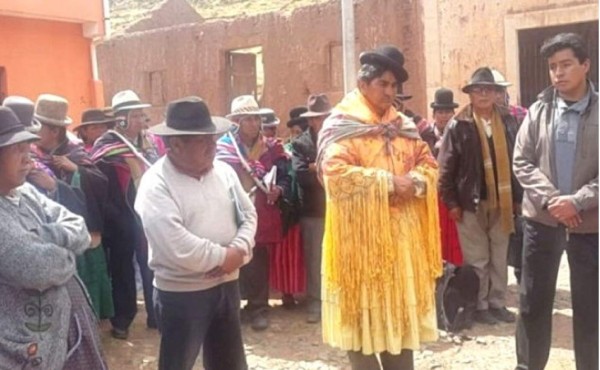 Visten de mujer a alcalde indígena como castigo por actos irregulares