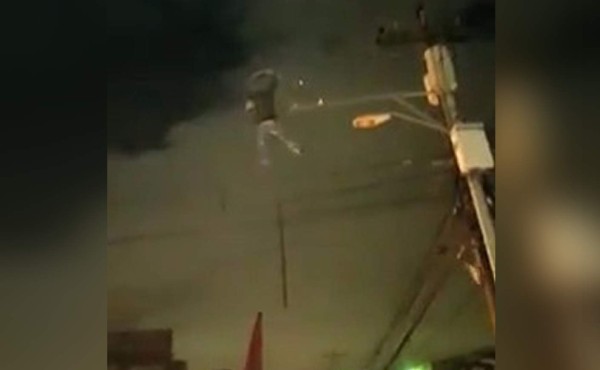 Video muestra cómo manifestante derriba cámara de seguridad