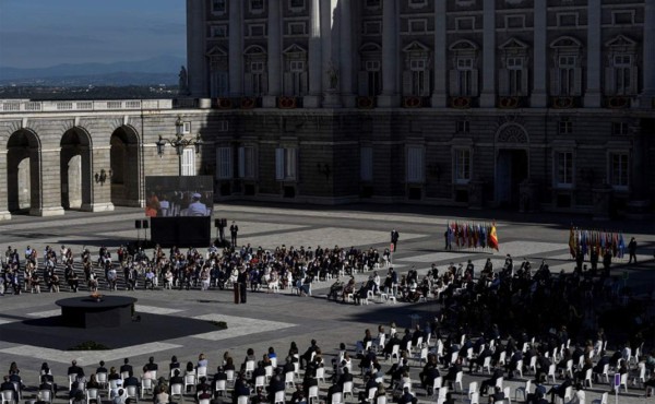 España homenajea a las víctimas del covid-19 en pleno repunte de la pandemia