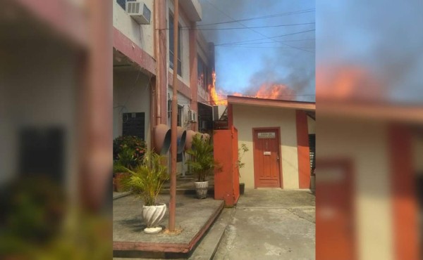 Incendio en cuartería alcanzó oficinas de Hondutel