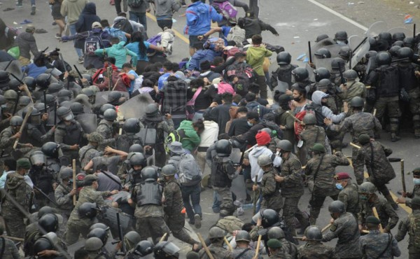 Policía de Guatemala hace retroceder a caravana migrante con gas lacrimógeno