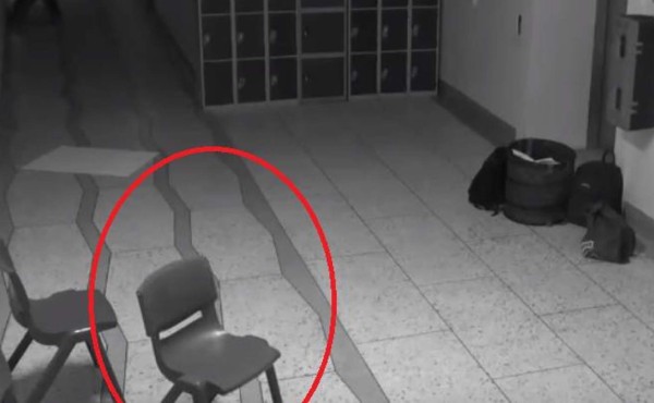 Supuesto fantasma en escuela aterra con sus manifestaciones en un pasillo