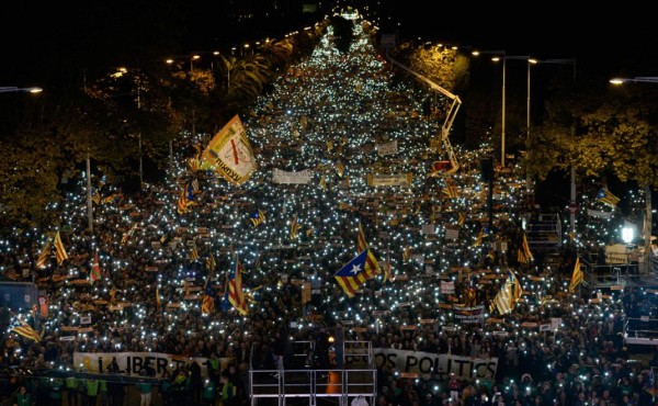 Miles de personas marchan en Barcelona por la libertad de los políticos en prisión