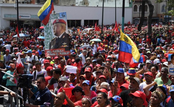 Calles repletas de venezolanos pidiendo la salida de Maduro; chavistas lo respaldan