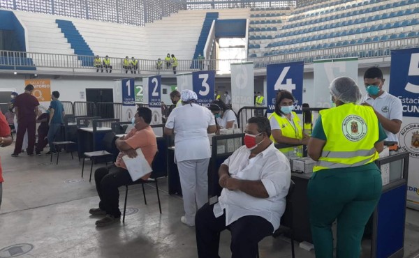 700 conductores de taxis de San Pedro Sula reciben primera dosis de vacuna anticovid