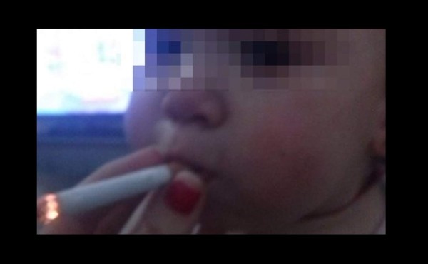 Mujer pone cigarro encedido a bebé y sube la foto a Instagram