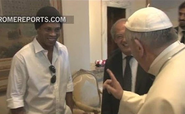 El papa Francisco pone en aprietos a Ronaldinho con una pregunta