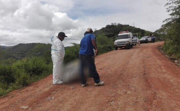 Hallan dos cuerpos encostalados en bordo de río en Francisco Morazán