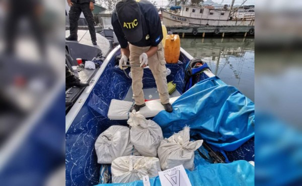 Incautan 93 kilos de cocaína transportadas en lancha en zona insular de Honduras