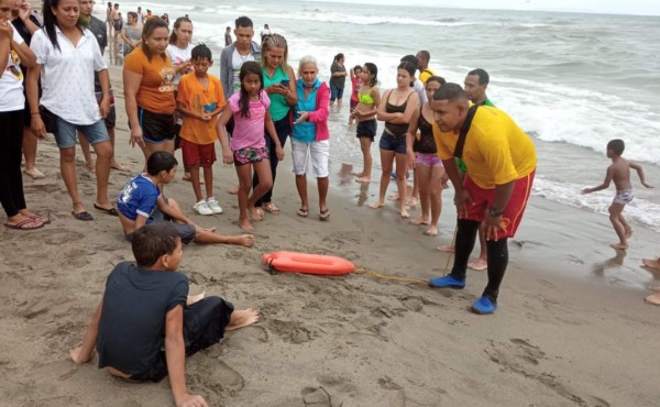 Bomberos realizan un promedio de 18 rescates al mes en playas de Tela