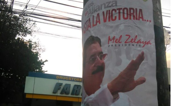 Afiches políticos de Mel causan polémica en Tegucigalpa