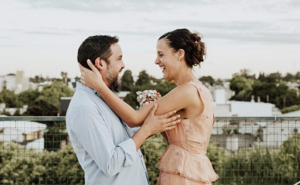 Amor y cuarentena: una pareja argentina celebra boda virtual
