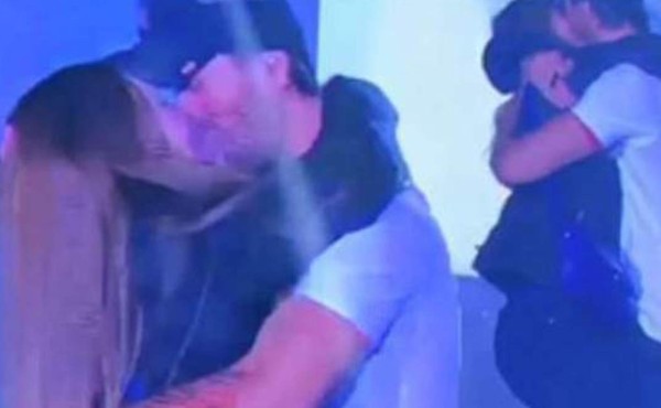 Enrique Iglesias se come a besos a una fan en pleno concierto