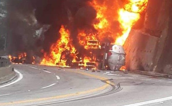 Video viral: camión cisterna vuelca y provoca enorme explosión en Brasil