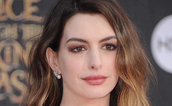 Anne Hathaway sube meme de las Kardashian y después lo borra