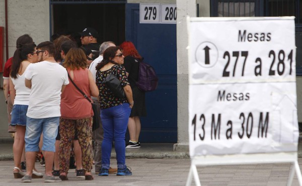 Chilenos eligen presidente en un balotaje de pronóstico reservado