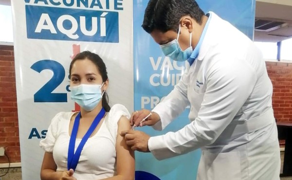 Primer grupo de periodistas recibe segunda dosis de vacuna AstraZeneca