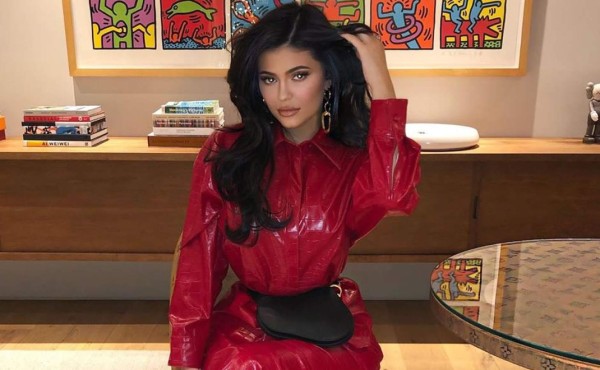 Kylie Jenner dona $1 millón a Australia tras causar indignación por sandalias de piel