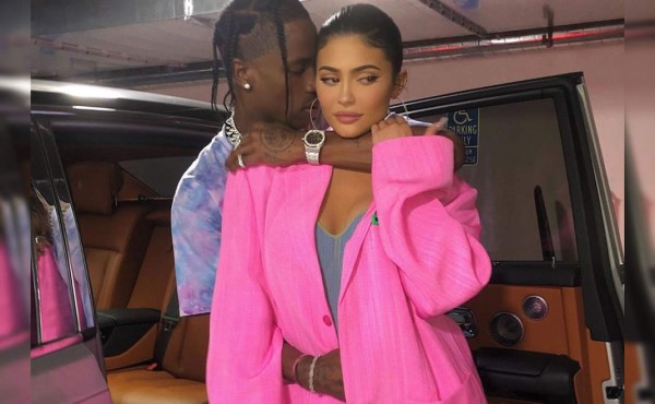 Kylie Jenner recibe cientos de rosas de Travis Scott (VIDEO)