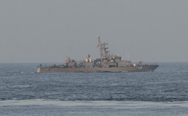 Buque de EUA hace disparos de advertencia a barco iraní