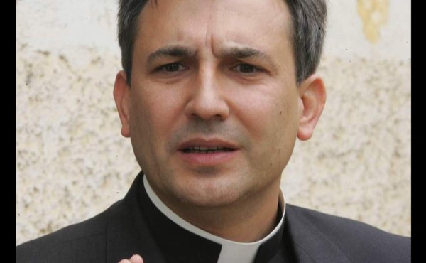 Vaticano ordena detención de sacerdote por filtrar documentos