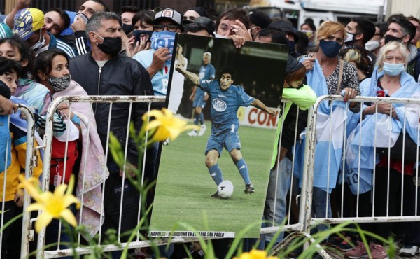 Miles y miles de argentinos desfilan ante el féretro de Maradona