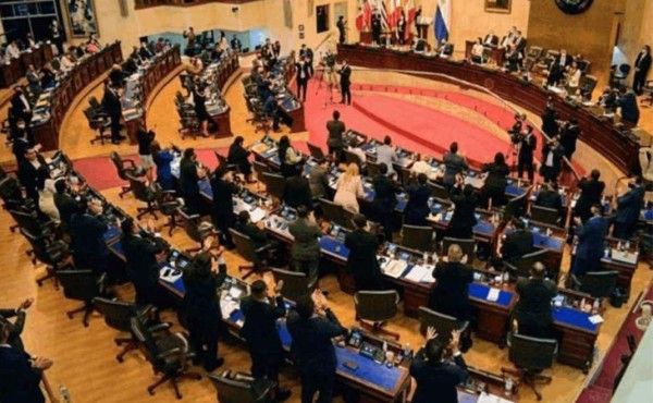 Jueces de El Salvador rechazan imponer su cese por edad