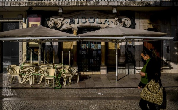 Portugal reabre museos, terrazas y escuelas tras dos meses de cierre por pandemia