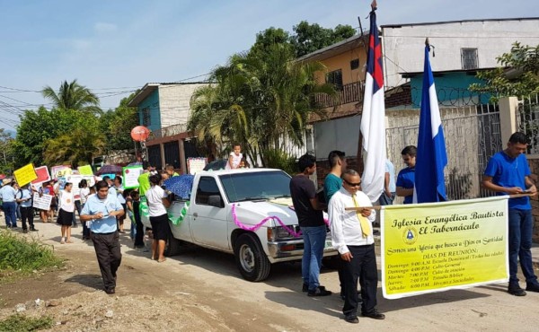 Cristianos del sector Felipe Zelaya desfilan en conmemoración al Día de la Bíblia