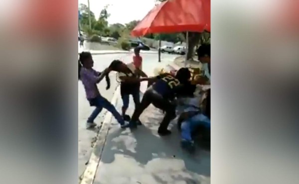 Video: Familia hondureña ataca a golpes a comerciantes mexicanos en Chiapas