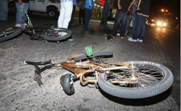 Muere adolescente tras sujetarse con su bicicleta a un camión