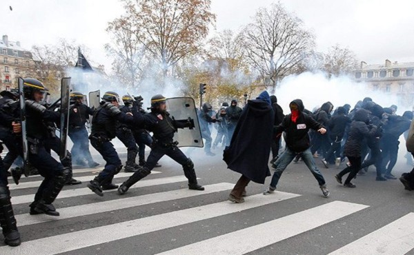 Policía detiene a 208 manifestantes por los incidentes en París