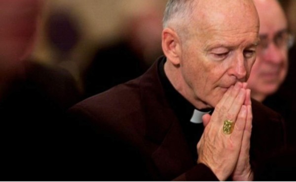 Vaticano expulsa a excardenal de 88 años acusado de abuso de sexual