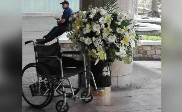 Colocan una silla y un ramo de flores en honor a 'Nicotina' en el City Mall