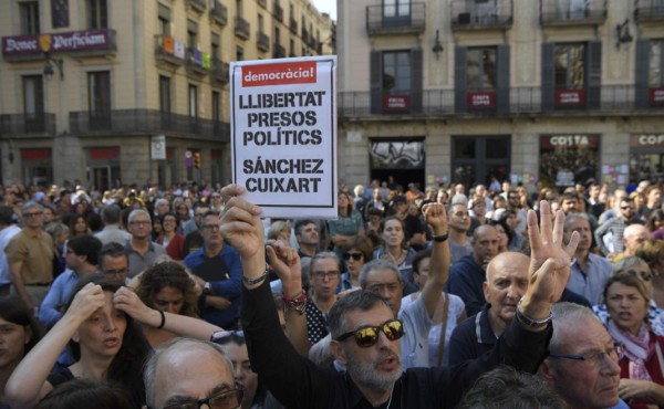 Miles protestan en Cataluña contra encarcelamiento de líderes independentistas