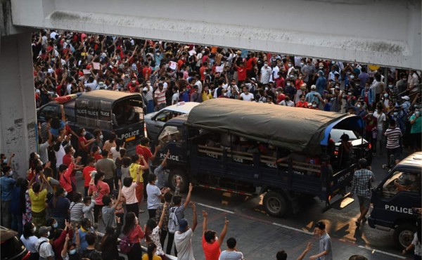 Miles de birmanos protestan en las calles y los golpistas bloquean acceso a internet