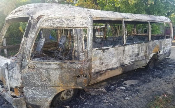 Pandilleros incendian bus en represalia porque no les pagan extorsión