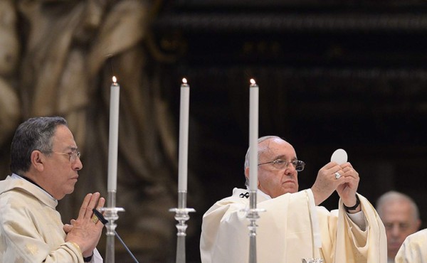 Cardenal Rodríguez oficia misa en el Vaticano junto al papa Francisco