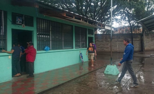 Habilitan escuelas como albergues para afectados por lluvias