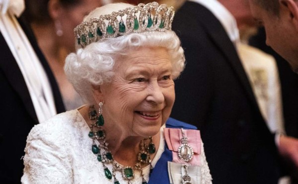 Reina Isabel II abre su casa para autocinema