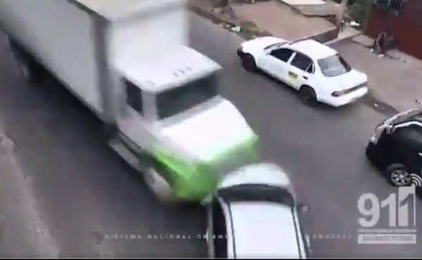 ¡Impacto brutal! Video del 911 registra choque frontal en Tegucigalpa